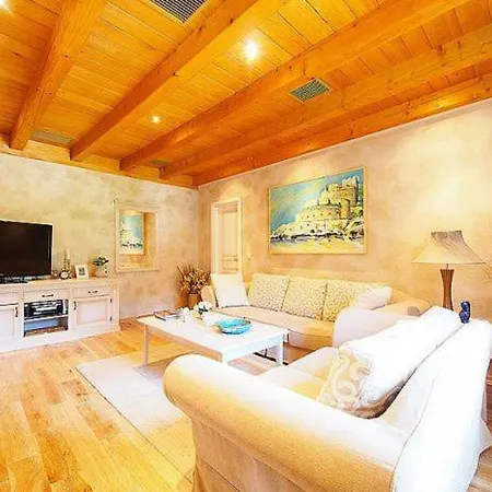 Sleeps 8 Air Con Willa Mitrovici