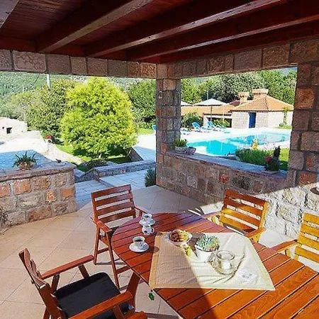 Sleeps 8 Air Con Willa