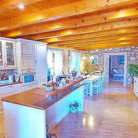 Sleeps 8 Air Con 别墅 Mitrovici