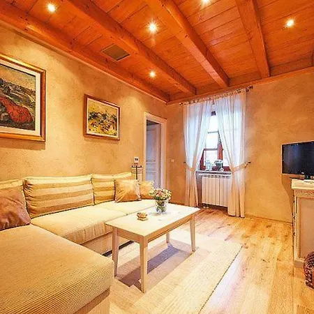 Sleeps 8 Air Con Mitrovici