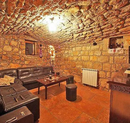 Sleeps 8 Air Con Mitrovici