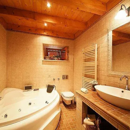 Sleeps 8 Air Con