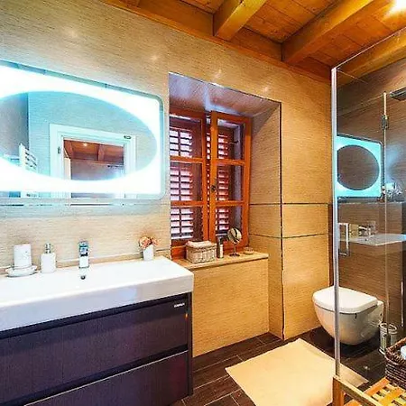 Sleeps 8 Air Con *
