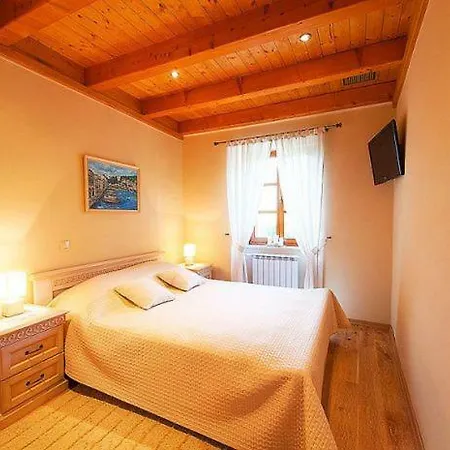 Sleeps 8 Air Con 别墅 Mitrovici