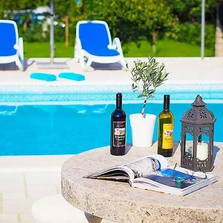 Sleeps 8 Air Con Mitrovici